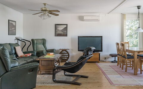 Uskeboda: Meubles, Cadre, Propriété, Chaise, Bois, Éclairage, Design Intérieur, Sol, Sol, Salon
