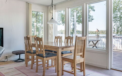 Uskeboda: Meubles, Propriété, Table, Bâtiment, Chaise, Bois, Design Intérieur, Sol, Ombre