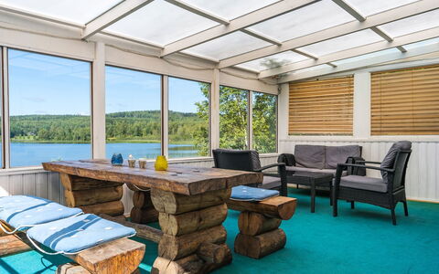 Uskeboda: Propriété, Meubles, Fenêtre, Plante, Bâtiment, Bois, Table, Ombre, Design Intérieur, Sol