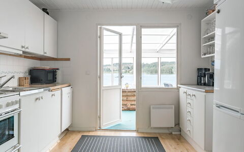 Uskeboda: Cabinetry, Comptoir, Bâtiment, Cuisine, Appareil De Cuisine, Cuisinière, Électroménager, Bois, Design Intérieur, Sol