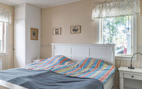 Uskeboda: Meubles, Propriété, Fenêtre, Confort, Bleu Azur, Bois, Cabinetry, Bâtiment, Textile, Cadre De Lit
