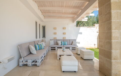 Villa Niraclo': Canapé, Propriété, Meubles, Confort, Design Intérieur, Ombre, Salon, Canapé-Lit, Sol, Sol