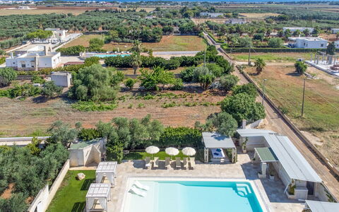 Villa Niraclo': Plante, Propriété, Bâtiment, Ciel, Bleu Azur, Arbre, Piscine, Design Urbain, Architecture, L'Eau
