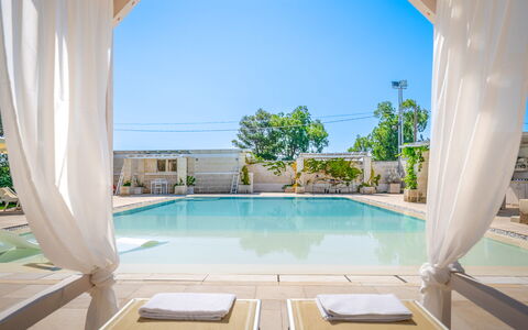 Villa Niraclo': L'Eau, Bâtiment, Ciel, Propriété, Plante, Piscine, Bleu Azur, Fenêtre, Ombre, Design Intérieur