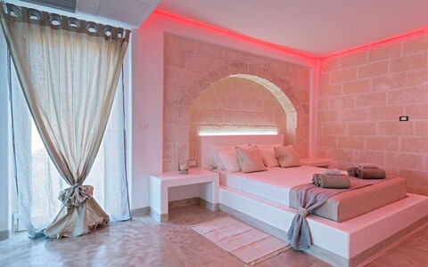 Villa Niraclo': Lit, Meubles, Pièce, Chambre, Rose, Design Intérieur, Propriété, Mur, Lit À Baldaquin, Drap De Lit
