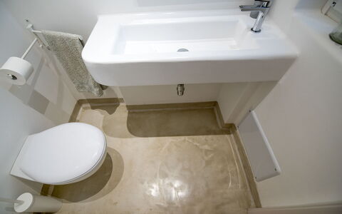 Villa Niraclo': Salle De Bains, Toilette, Propriété, Luminaire Plomberie, Lavabo, Siège De Toilette, Évier, Robinet, Pièce, Marbre