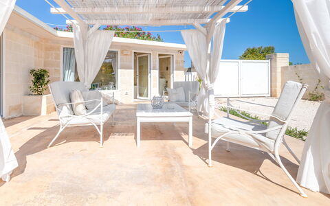 Villa Niraclo': Table, Meubles, Canapé, Plante, Bâtiment, Mobilier De Jardin, Ombre, Chaise, Confort, Porche