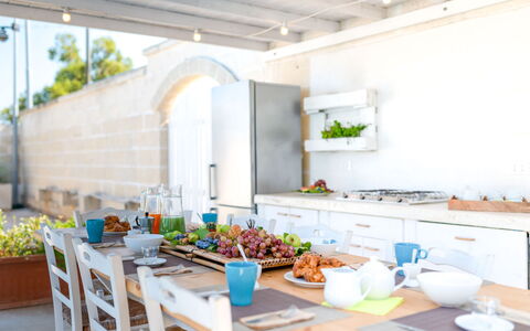 Villa Niraclo': Propriété, Bleu Azur, Vaisselle, Bâtiment, Design Intérieur, Cuisine, Aliments, Orange, Plante, Bois