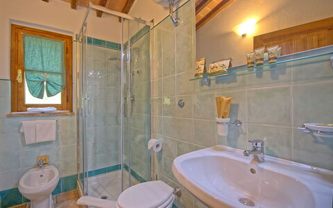 Borgo Mulignone: Salle De Bains, Pièce, Propriété, Baignoire, Mur, Luminaire Plomberie, Immobilier, Robinet, Design Intérieur, Maison