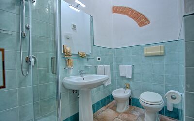 Mulignone 13: Miroir, Luminaire Plomberie, Propriété, Évier, Robinet, Lavabo, Salle De Bains, Violet, Produit, Siège De Toilette