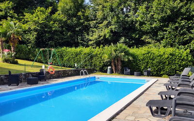 Colico 724: L'Eau, Plante, Piscine, Propriété, Ombre, Arbre, Rectangle, Plan D'Eau, Architecture, Mobilier De Jardin