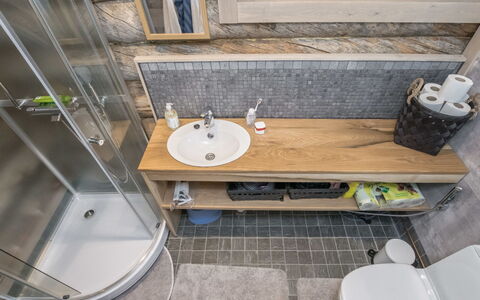 Villa Moose: Luminaire Plomberie, Lavabo, Salle De Bains, Évier, Sol, Robinet, Sol, Plomberie, Design Intérieur, Armoire De Toilette