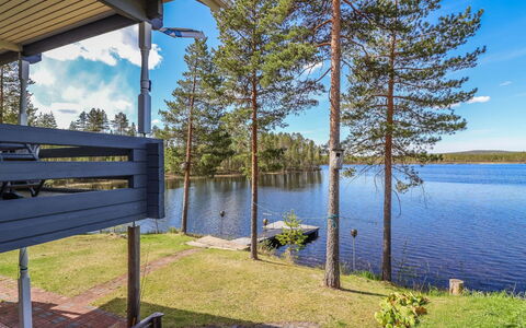 Kreivilä: Balcon, Appartement, Ombre, Verre, Condominium, Balustrade, Porche, Daylighting, Plate-Forme, Mobilier De Jardin