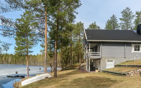Kreivilä: Balcon, Appartement, Ombre, Verre, Condominium, Balustrade, Porche, Daylighting, Plate-Forme, Mobilier De Jardin