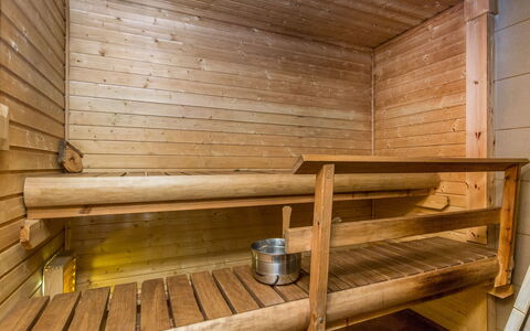 Villa Tilia: Lit, Meubles, Chambre, Design Intérieur, Literie, Drap De Lit, Sol, Bois, Sol, Pièce