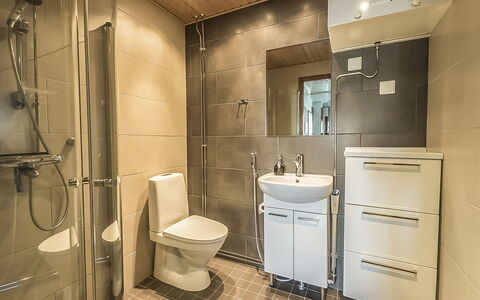 Villa Ylläs 302: Siège De Toilette, Salle De Bains, Toilette, Sol, Design Intérieur, Luminaire Plomberie, Lavabo, Sol, Mur, Évier