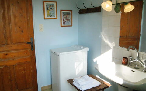 Du Brun: Évier, Miroir, Robinet, Luminaire Plomberie, Bois, Design Intérieur, Salle De Bains, Sol, Sol, Lavabo