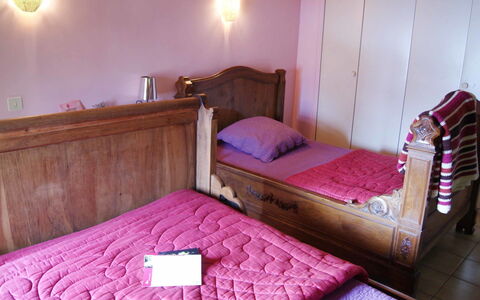 Du Brun: Bâtiment, Propriété, Meubles, Confort, Lumière, Violet, Bois, Textile, Design Intérieur, Éclairage