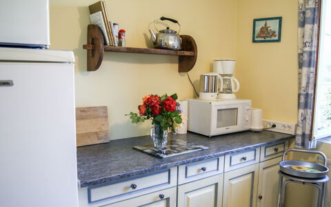 Du Brun: Cabinetry, Cadre, Plante, Comptoir, Tiroir, Cuisine, Plante D'Appartement, Design Intérieur, Bâtiment, Éclairage