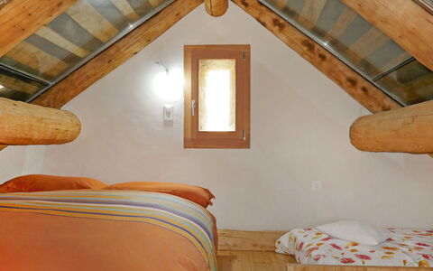 Rustico Andrea: Grenier, Pièce, Propriété, Chambre, Meubles, Lit, Plafond, Faisceau, Bâtiment, Maison