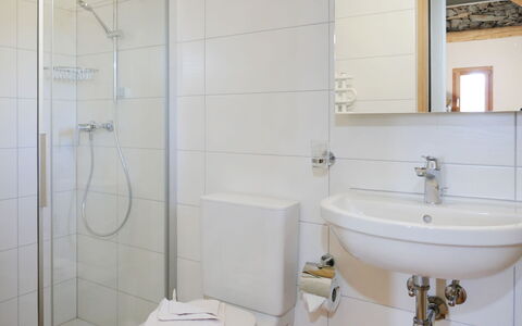Rustico Andrea: Salle De Bains, Propriété, Robinet, Pièce, Luminaire Plomberie, Mur, Tuile, Accessoire Salle De Bain, Architecture, Design Intérieur