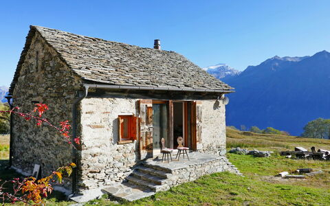 Rustico Andrea: Montagne, Maison, Propriété, Chalet, Ciel, Alpes, Chaîne De Montagnes, Bâtiment, Cabane, Zone Rurale