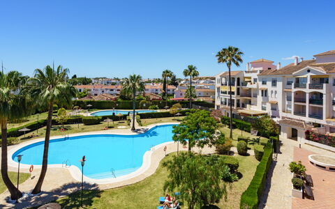 Lorcrisur: L'Eau, Plante, Ciel, Propriété, Piscine, Bleu Azur, Arbre, Bâtiment, Fenêtre, Loisir