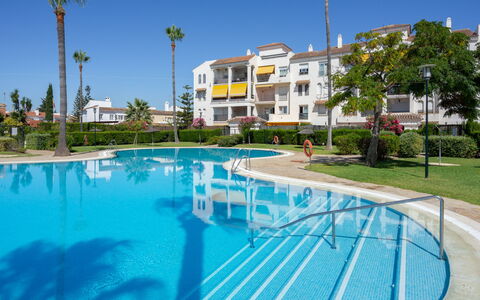 Lorcrisur: Piscine, Recours, Propriété, Loisir, Vacances, Immobilier, Bâtiment, Centre De Loisirs, Hôtel, Maison