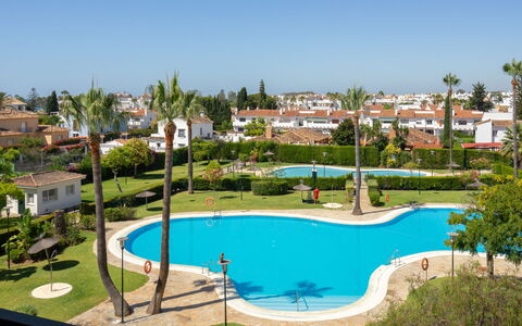 Lorcrisur: L'Eau, Plante, Propriété, Ciel, Piscine, Bâtiment, Bleu Azur, Arbre, Plan D'Eau, Condominium