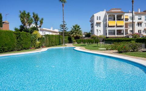 Lorcrisur: L'Eau, Plante, Bâtiment, Ciel, Jour, Propriété, Piscine, Fenêtre, Bleu Azur, La Nature
