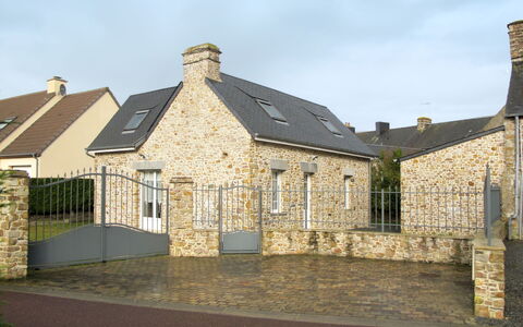 Zoé: Ciel, Bâtiment, Fenêtre, Plante, Nuage, Maison, Lot Terre, Chalet, Herbe, Façade