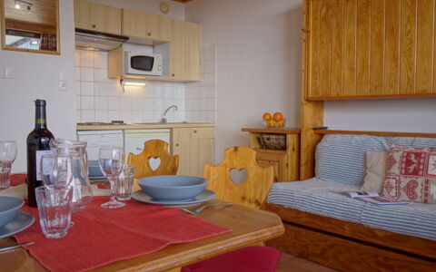 Tignes 395: Table, Meubles, Propriété, Bouteille, Vaisselle, Cabinetry, Bois, Confort, Design Intérieur, Cadre
