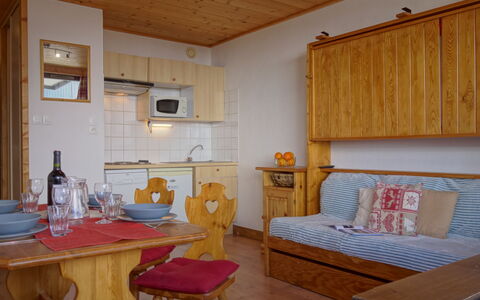 Tignes 395: Meubles, Propriété, Table, Cabinetry, Cadre, Bois, Bleu Azur, Design Intérieur, Sol, Confort