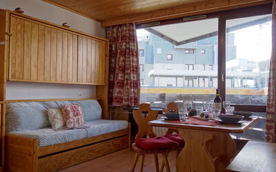 Tignes 395: Meubles, Propriété, Table, Fenêtre, Bois, Design Intérieur, Confort, Bâtiment, Sol, Sol