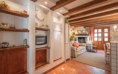Luna: Propriété, Pièce, Bâtiment, Meubles, Plafond, Design Intérieur, Sol, Cabinetry, Immobilier, Maison