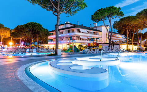 Cavallino 663: Piscine, Recours, Ville Resort, Ville, Loisir, Vacances, Ciel, Bâtiment, Hôtel, Nuit