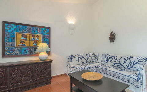 Nicoletta: Table, Meubles, Propriété, Canapé, Bâtiment, Bleu Azur, Cadre, Design Intérieur, Éclairage, Confort