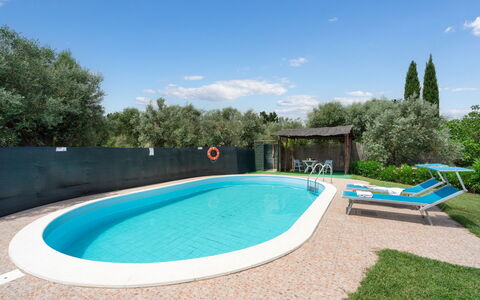 Villa Il Cipresso: L'Eau, Nuage, Ciel, Propriété, Piscine, Bleu Azur, Arbre, Plante, Architecture, Ombre