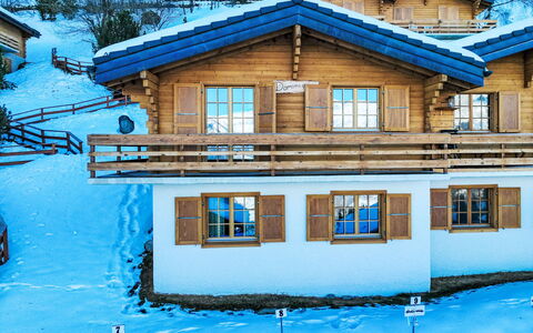 Chalet Dominique: Bâtiment, Fenêtre, Bleu, Bleu Azur, L'Eau, Maison, Pente, Quartier, Bois, Ligne