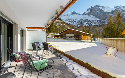 Kandersteg 420: Propriété, Meubles, Ciel, Fenêtre, Bâtiment, Ombre, Montagne, Architecture, Bois, Chaise