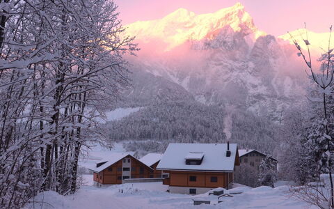Kandersteg 420: Ciel, Nuage, Bâtiment, Propriété, Fenêtre, Bois, Table, Maison, Ombre, Mobilier De Jardin