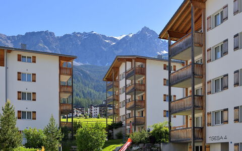 Savognin 50: Ciel, Bâtiment, Plante, Montagne, Jour, Propriété, Fenêtre, Bleu Azur, Nuage, Arbre
