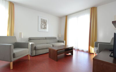 Surses Alpin 50.1: Table, Canapé, Meubles, Confort, Bâtiment, Lampe, Bois, Canapé-Lit, Salon, Ombre