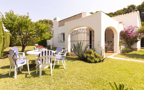 Villa Karoline: Propriété, Maison, Bâtiment, Immobilier, Biens, Domicile, Arrière-Cour, Villa, Hacienda, Pelouse
