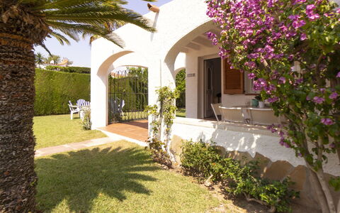 Villa Karoline: Plante, Bâtiment, Fleur, Arbre, Végétation, Maison, Lot Terre, Herbe, Arecales, Paysage