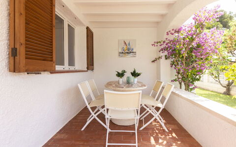 Villa Karoline: Fleur, Plante, Propriété, Plante D'Appartement, Bâtiment, Pot De Fleur, Table, Chaise, Fenêtre, Bois