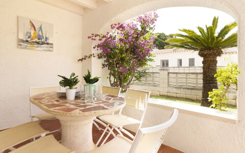 Villa Karoline: Plante, Propriété, Table, Meubles, Fleur, Pot De Fleur, Plante D'Appartement, Bâtiment, Design Intérieur, Fenêtre