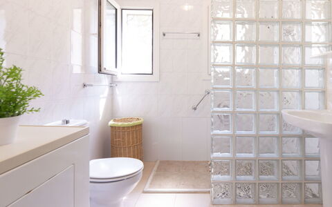 Villa Karoline: Luminaire Plomberie, Propriété, Évier, Miroir, Armoire De Toilette, Plante, Salle De Bains, Lavabo, Fenêtre, Violet