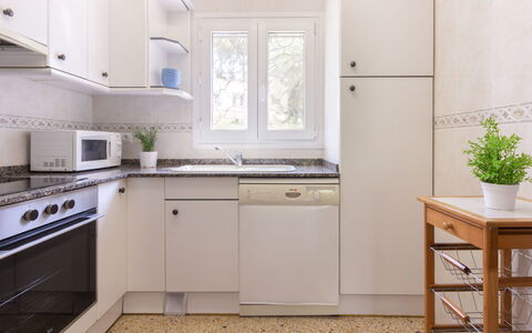 Villa Karoline: Cabinetry, Evier, Comptoir, Meubles, Propriété, Évier, Bâtiment, Fenêtre, Pot De Fleur, Cuisine