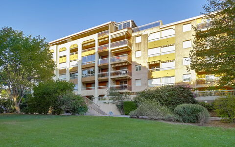 Hyères 217: Plante, Ciel, Bâtiment, Propriété, Arbre, Design Urbain, Fenêtre, Condominium, Herbe, Bloc Tour